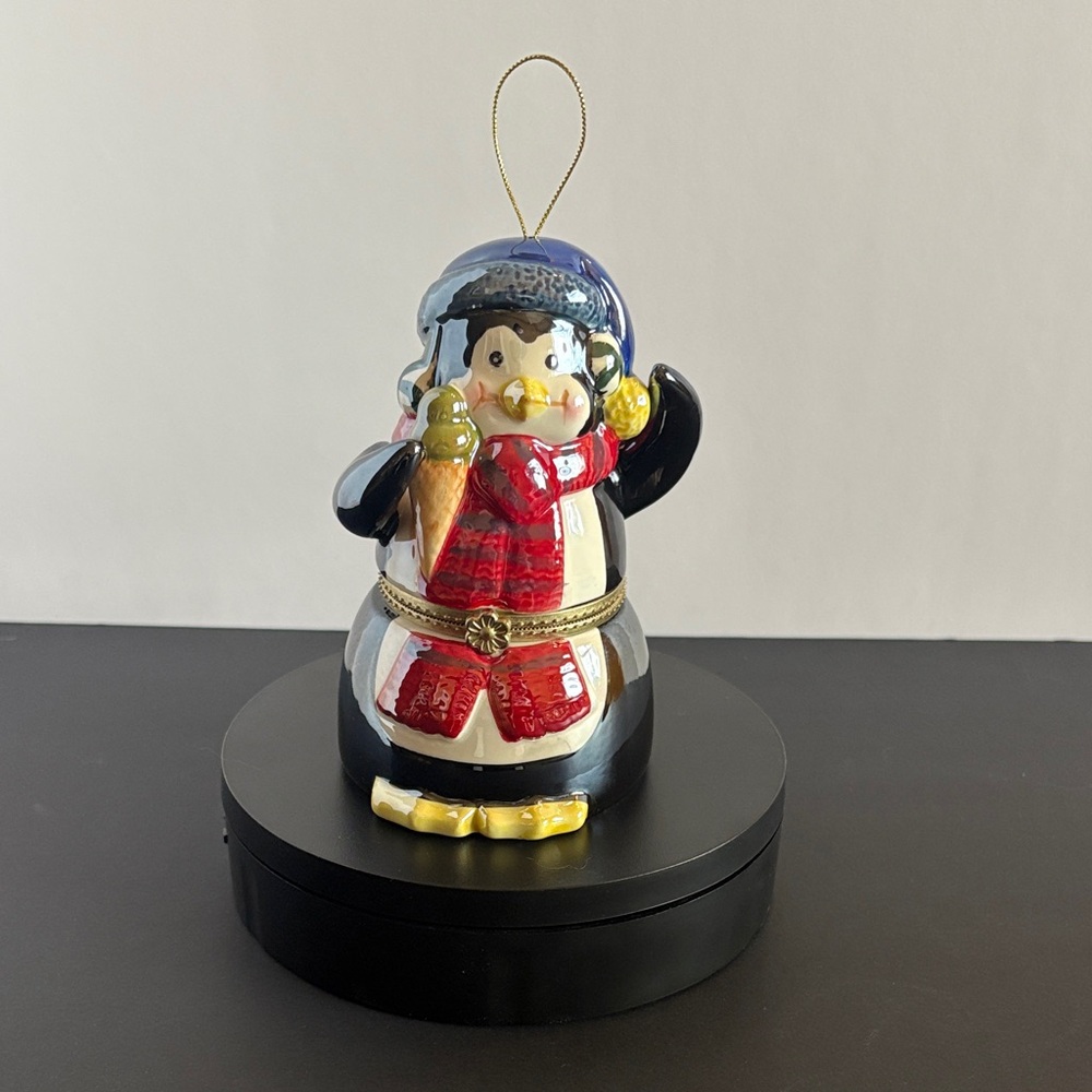 Mr. Christmas Music Box Ceramic Penguin Ornament Animated Silent Night 2010